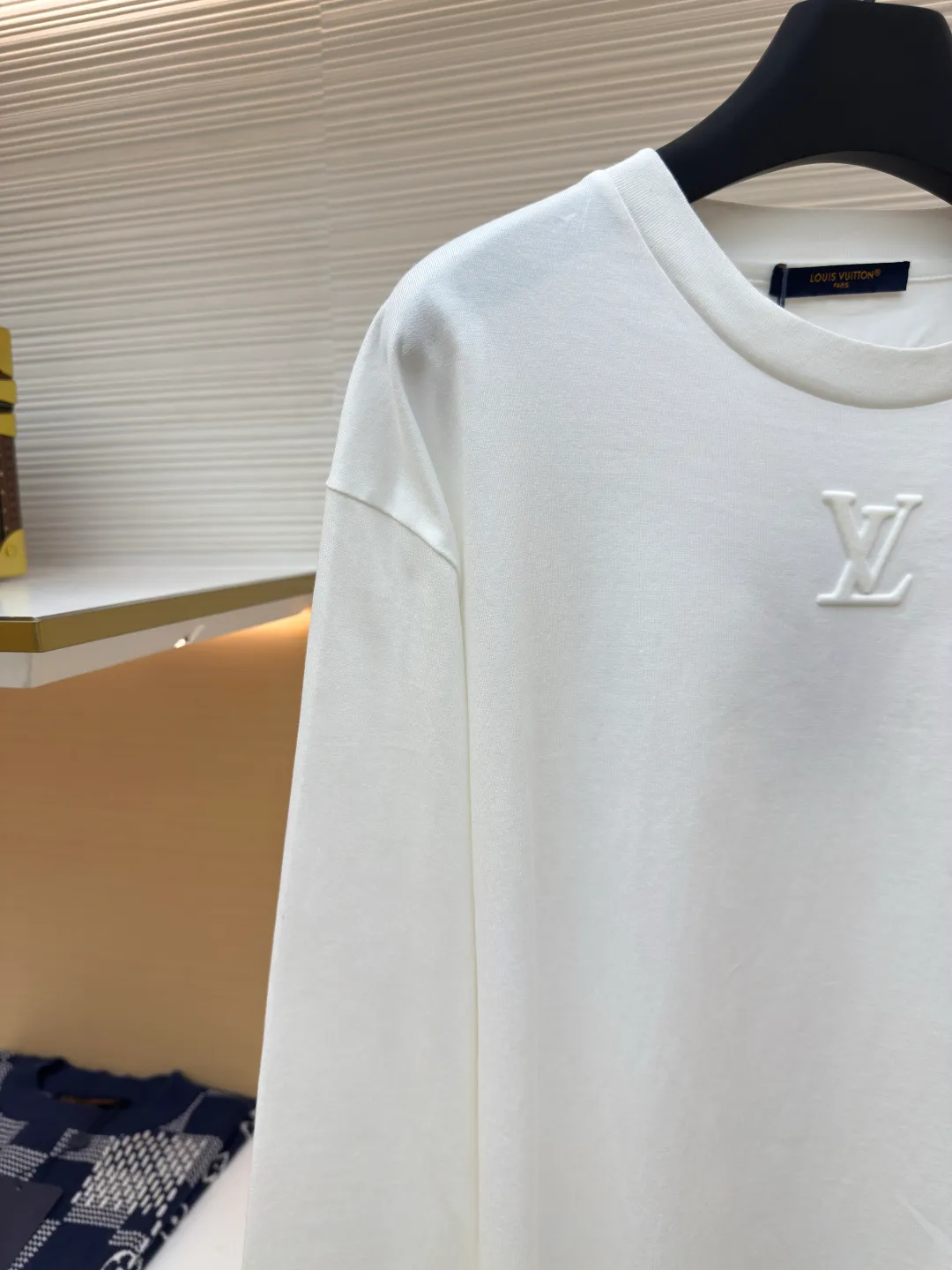 LOUIS VUITTON dark pattern embossed long sleeves ●Authentic product: purchased and developed for 6800 ●Item number: 1680162-A20 ●Fabric: pure cotton fabric ●Technology: embossed production ●Version: fitted version ●Weight: about 285 grams ●Size: XS-S-M-L ●Description: The fabric is made of 40s double-stranded long-staple cotton yarn plain weave dust-etched wool technology, and the finished fabric is passed through a mercerizing machine to increase the gloss of the fabric. It is matched with 32s double-stranded cotton cover silk cylindrical open-width rib front panel for stamping and filling process. After low-temperature stamping, the inside is filled with 3.5-mile thick sponge. The sponge is cut by laser burning to create the pattern. The bottom surface is directly sealed with low-temperature hot melt glue at 80°C through an integrated operation. The bottom material is machine washable. The overall routing is straight and delicate, the fabric is comfortable and soft, the color is consistent and there is no color difference, it can be matched with the same style to create a fashionable look, and can be used in various occasions, customized accessories, complete with three standards, the same style for men and women!